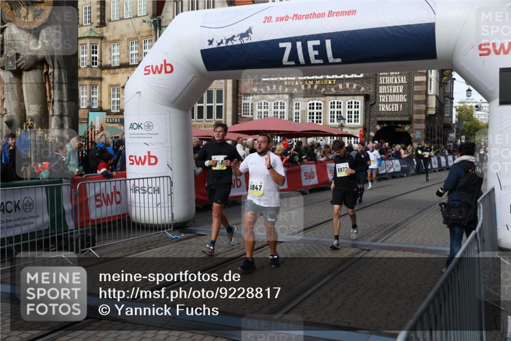 05.10.2025 - 20. swb-Marathon Bremen Yannick Fuchs http://msf.ph/oto/9228817 05.10.2025 10:59:07 Ziel 9349, 9518, 9542, 9601, 9847, 9977, 10080, 10357, 10588, 10607, 11612 meine-sportfotos.de