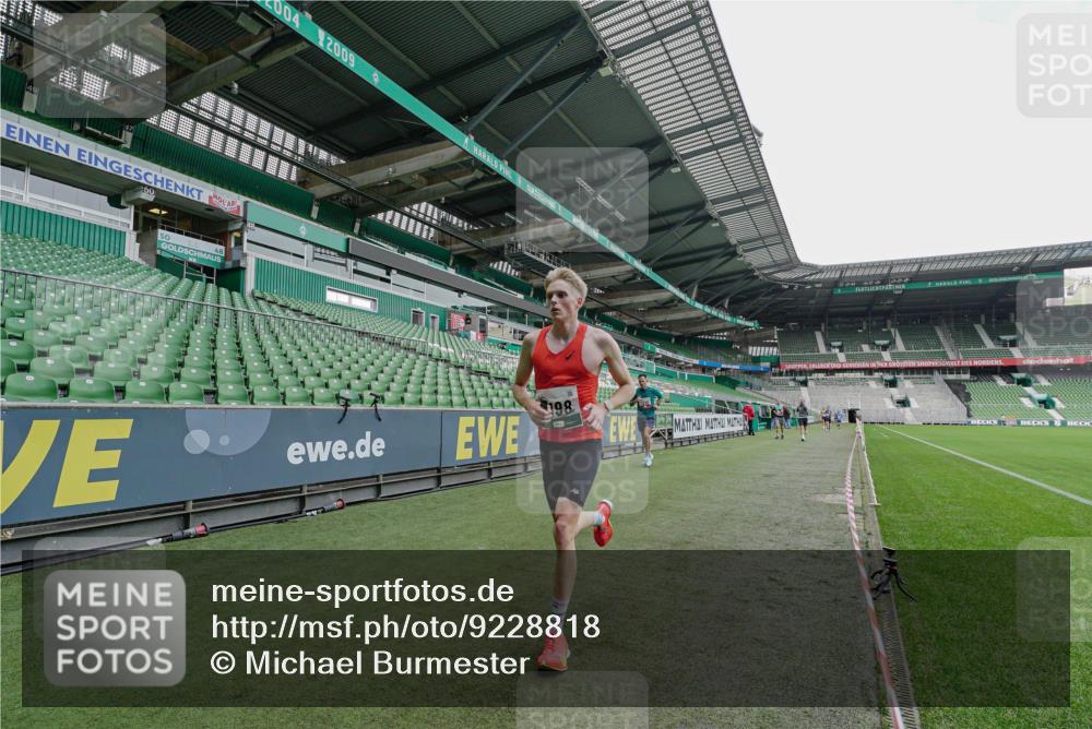 05.10.2025 - 20. swb-Marathon Bremen Michael Burmester http://msf.ph/oto/9228818 05.10.2025 12:36:10 Laufen im Stadion 343, 482, 761, 902, 1000, 1212, 1231, 1640, 1837, 2838, 3198, 3891, 7854, 8321, 8613, 673, 2129 meine-sportfotos.de
