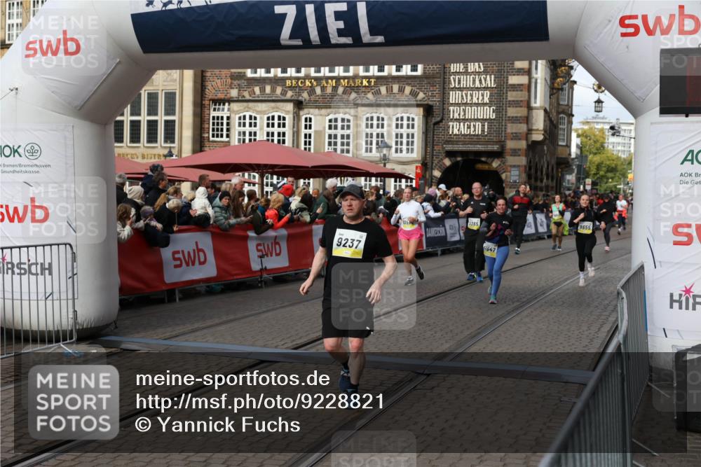 05.10.2025 - 20. swb-Marathon Bremen Yannick Fuchs http://msf.ph/oto/9228821 05.10.2025 11:01:58 Ziel 9189, 9237, 9365, 9655, 10004, 10558, 10903, 10904, 11647 meine-sportfotos.de