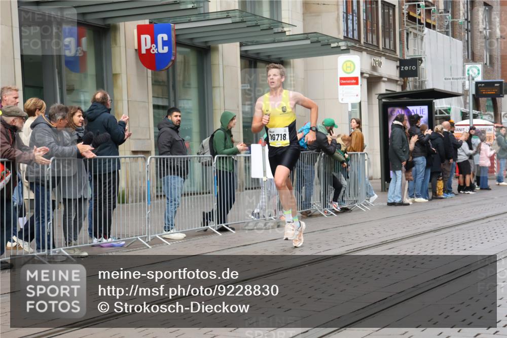 05.10.2025 - 20. swb-Marathon Bremen Strokosch-Dieckow http://msf.ph/oto/9228830 05.10.2025 10:34:21 Ziel 9319, 10410, 10718, 9319, 10410, 10718 meine-sportfotos.de