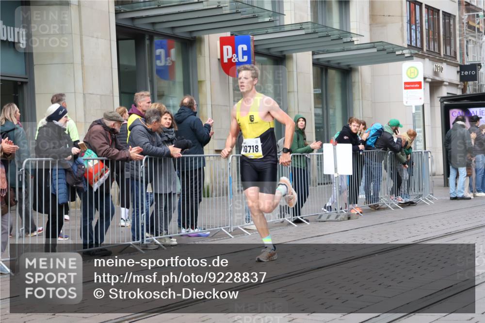 05.10.2025 - 20. swb-Marathon Bremen Strokosch-Dieckow http://msf.ph/oto/9228837 05.10.2025 10:34:22 Ziel 9319, 10410, 10718, 9319, 10410, 10718 meine-sportfotos.de