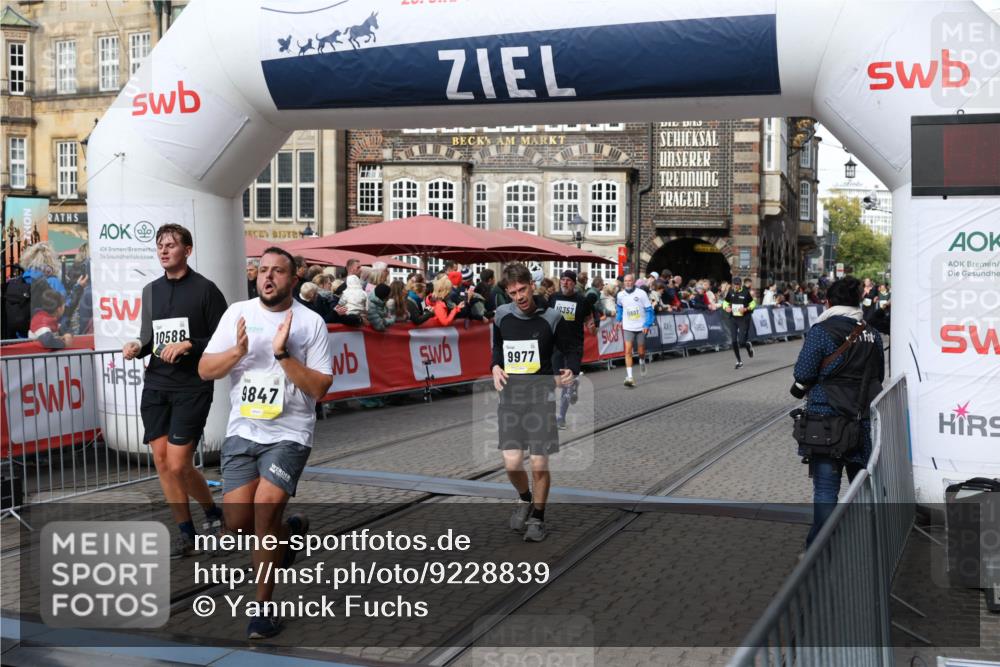05.10.2025 - 20. swb-Marathon Bremen Yannick Fuchs http://msf.ph/oto/9228839 05.10.2025 10:59:07 Ziel 9349, 9518, 9542, 9601, 9847, 9977, 10080, 10357, 10588, 10607, 11612 meine-sportfotos.de