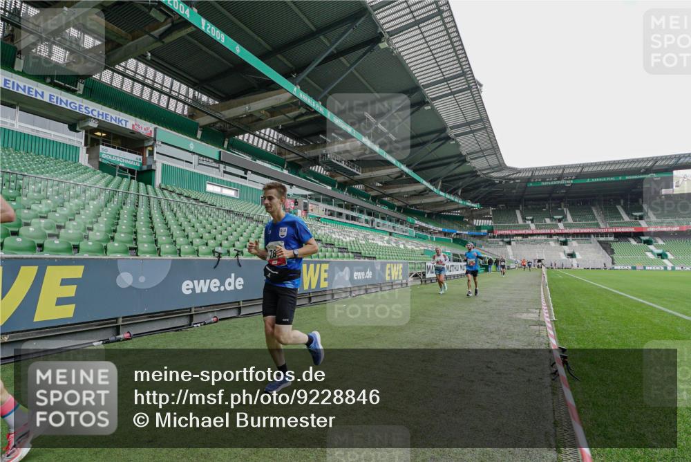 05.10.2025 - 20. swb-Marathon Bremen Michael Burmester http://msf.ph/oto/9228846 05.10.2025 12:36:23 Laufen im Stadion 298, 343, 482, 735, 761, 902, 1212, 1231, 1640, 1837, 2186, 3198, 3891, 5625, 7854, 8099, 8321, 8613, 1000, 2838 meine-sportfotos.de