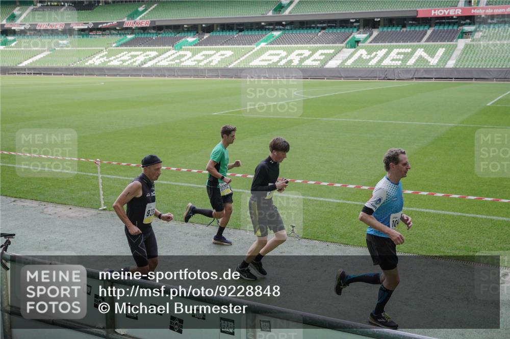 05.10.2025 - 20. swb-Marathon Bremen Michael Burmester http://msf.ph/oto/9228848 05.10.2025 10:26:56 Laufen im Stadion 28, 9009, 9202, 9250, 9270, 9285, 9290, 9351, 9362, 9396, 9400, 9411, 9500, 9545, 9590, 9678, 9709, 9711, 9876, 9878, 9885, 9897, 9921, 9960, 9961, 10045, 10053, 10090, 10091, 10092, 10277, 10351, 10411, 10431, 10447, 10568, 10633, 10634, 10639, 10649, 10682, 10750, 10773, 10792, 10823, 10898, 10947, 11362, 11585, 11645, 11648, 11683, 11714, 11715, 8000, 9170, 9963, 10044, 10304, 10559, 10624, 10780, 10816, 10851, 11488, 11617 meine-sportfotos.de