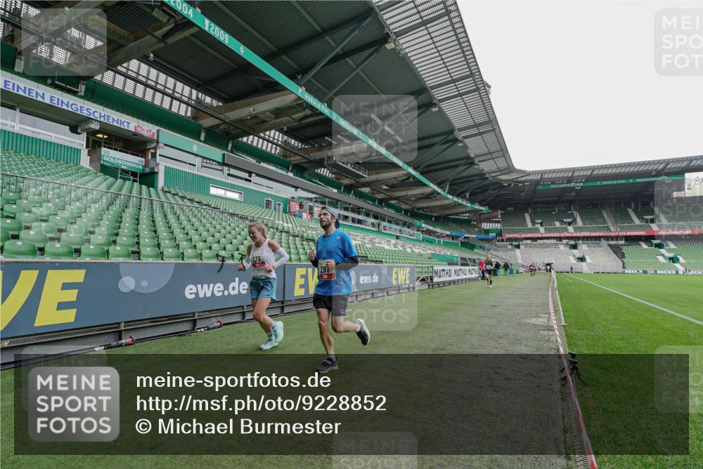 05.10.2025 - 20. swb-Marathon Bremen Michael Burmester http://msf.ph/oto/9228852 05.10.2025 12:36:26 Laufen im Stadion 298, 343, 482, 735, 761, 902, 1212, 1231, 1443, 1640, 1837, 1907, 2186, 3198, 3891, 5625, 7854, 8099, 8321, 1000, 2838, 8613 meine-sportfotos.de