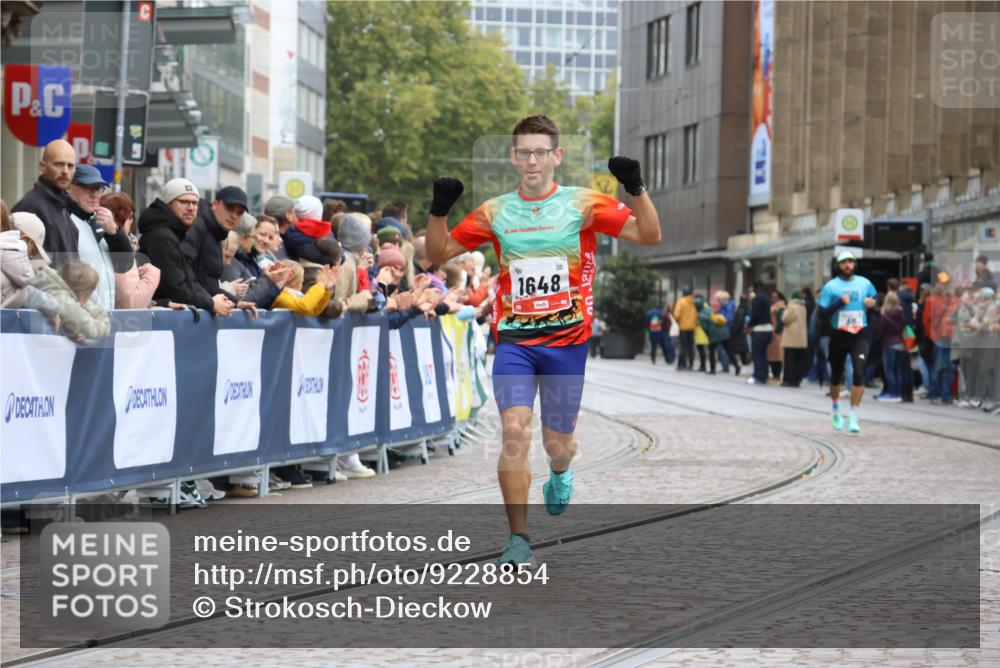 05.10.2025 - 20. swb-Marathon Bremen Strokosch-Dieckow http://msf.ph/oto/9228854 05.10.2025 12:27:08 Ziel 1648 meine-sportfotos.de