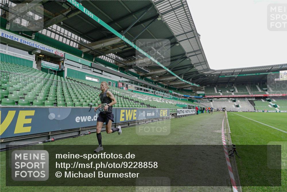05.10.2025 - 20. swb-Marathon Bremen Michael Burmester http://msf.ph/oto/9228858 05.10.2025 12:36:30 Laufen im Stadion 298, 343, 735, 761, 902, 1212, 1231, 1443, 1640, 1837, 1907, 2186, 3198, 3891, 5625, 7854, 8099, 482, 1000, 2838, 8321, 8613 meine-sportfotos.de