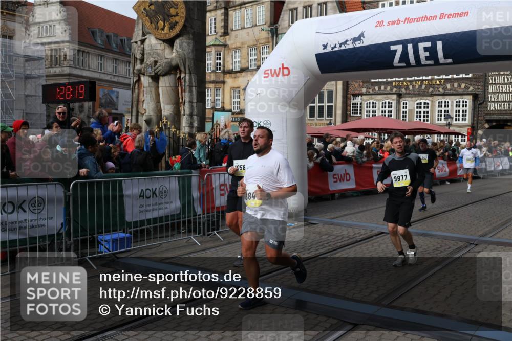 05.10.2025 - 20. swb-Marathon Bremen Yannick Fuchs http://msf.ph/oto/9228859 05.10.2025 10:59:08 Ziel 9518, 9542, 9601, 9847, 9977, 10357, 10588, 10607, 11612 meine-sportfotos.de