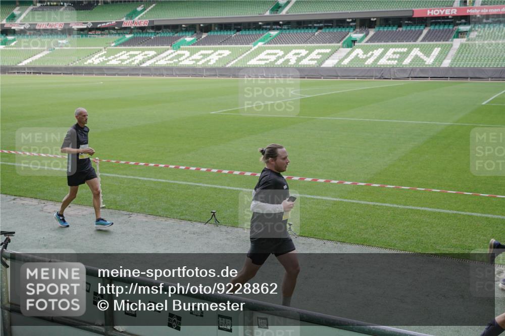 05.10.2025 - 20. swb-Marathon Bremen Michael Burmester http://msf.ph/oto/9228862 05.10.2025 10:26:57 Laufen im Stadion 28, 9009, 9202, 9250, 9270, 9285, 9290, 9351, 9362, 9396, 9400, 9411, 9500, 9545, 9590, 9678, 9709, 9711, 9876, 9878, 9885, 9897, 9921, 9960, 9961, 10045, 10053, 10090, 10091, 10092, 10277, 10351, 10411, 10431, 10447, 10568, 10633, 10634, 10639, 10649, 10682, 10750, 10773, 10792, 10823, 10898, 10947, 11074, 11362, 11585, 11645, 11648, 11683, 11714, 11715, 8000, 9250, 9963, 10044, 10304, 10559, 10624, 10780, 10816, 10851, 11488, 11617 meine-sportfotos.de