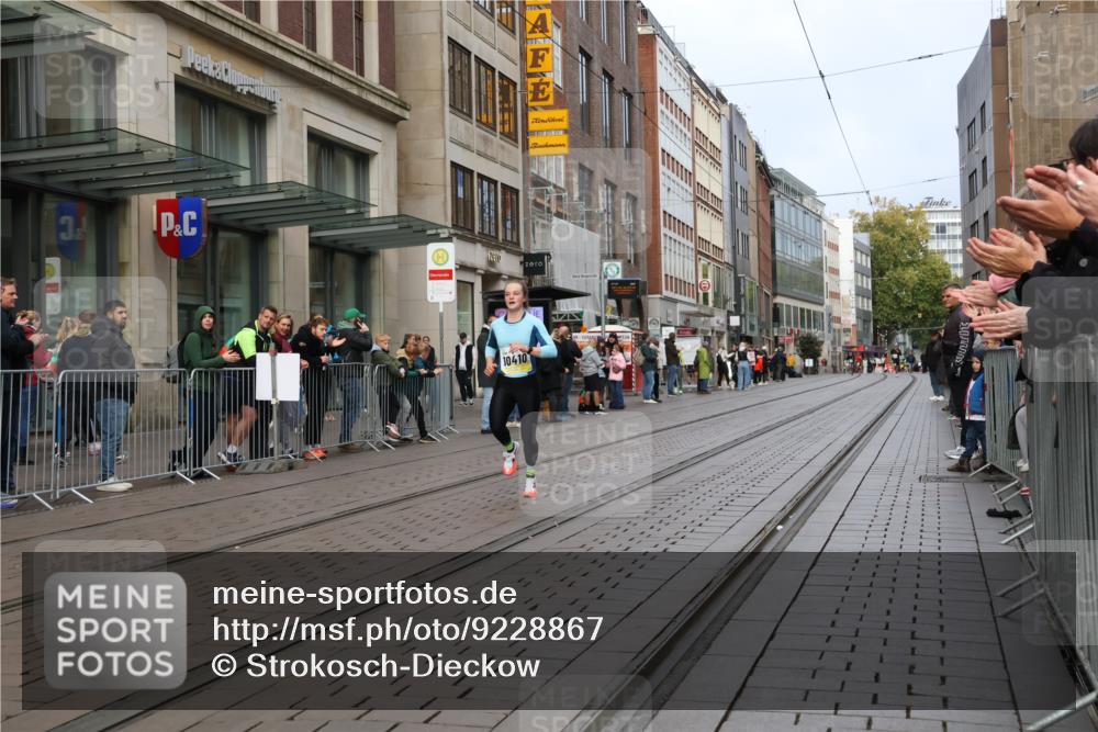 05.10.2025 - 20. swb-Marathon Bremen Strokosch-Dieckow http://msf.ph/oto/9228867 05.10.2025 10:34:40 Ziel 10410, 10476, 11443, 10410, 10476, 11443 meine-sportfotos.de