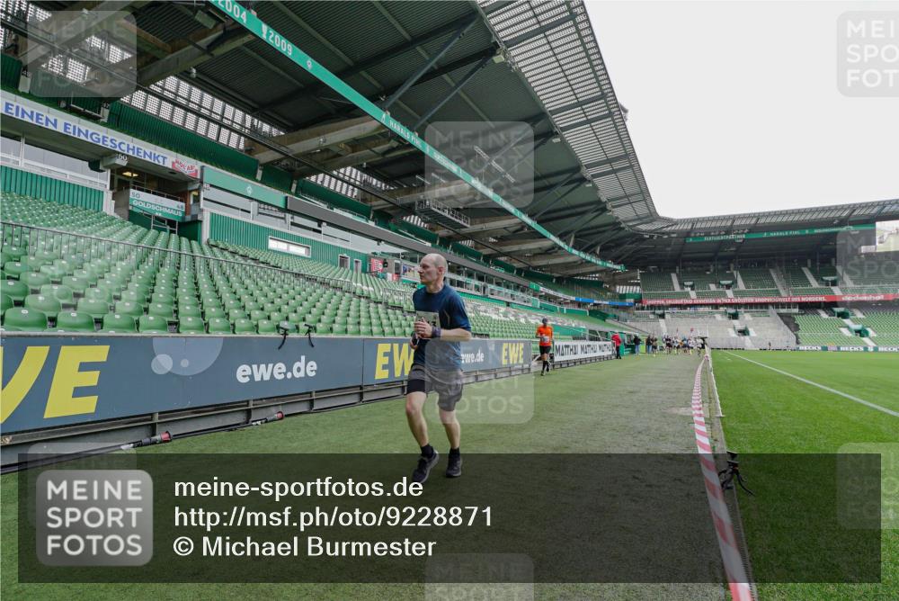 05.10.2025 - 20. swb-Marathon Bremen Michael Burmester http://msf.ph/oto/9228871 05.10.2025 12:36:40 Laufen im Stadion 298, 508, 735, 761, 787, 902, 933, 1088, 1212, 1231, 1418, 1443, 1616, 1640, 1837, 1849, 1907, 2186, 2268, 3198, 3891, 5625, 7854, 8099, 8883, 343, 482, 8321, 8613 meine-sportfotos.de