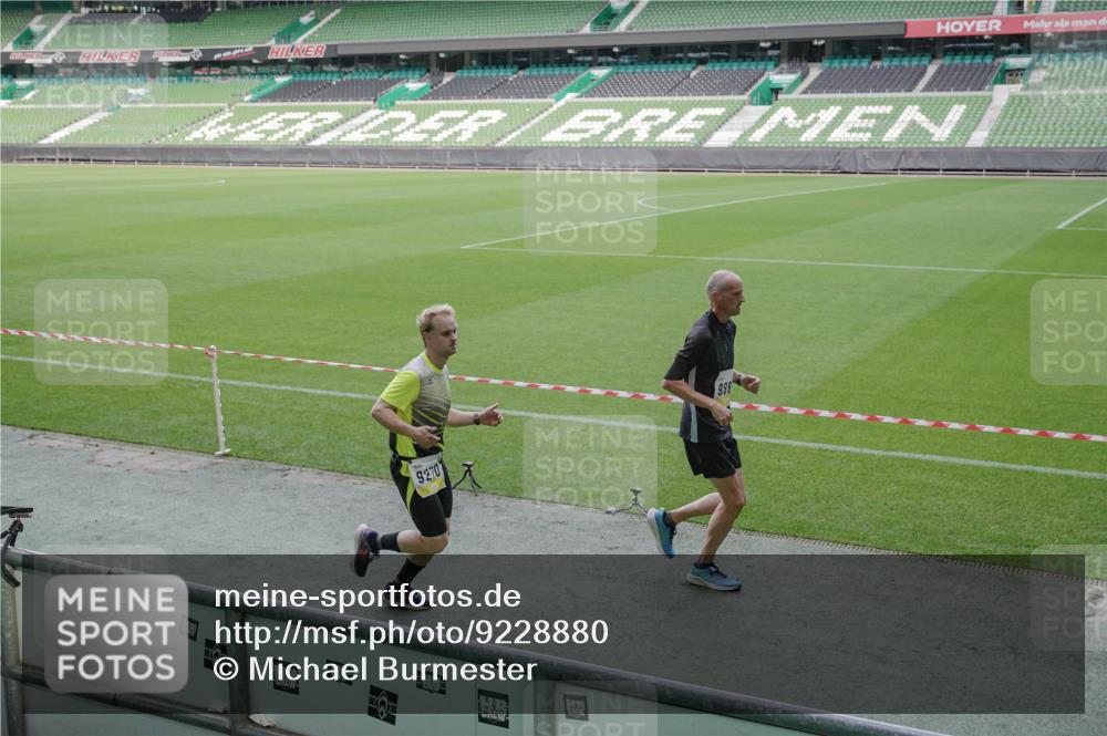 05.10.2025 - 20. swb-Marathon Bremen Michael Burmester http://msf.ph/oto/9228880 05.10.2025 10:26:58 Laufen im Stadion 28, 9009, 9202, 9270, 9285, 9290, 9351, 9362, 9396, 9400, 9411, 9500, 9545, 9590, 9678, 9709, 9711, 9876, 9878, 9885, 9897, 9921, 9960, 9961, 10045, 10053, 10090, 10091, 10092, 10277, 10351, 10411, 10431, 10447, 10568, 10633, 10634, 10639, 10649, 10682, 10750, 10773, 10792, 10823, 10898, 10947, 11074, 11362, 11585, 11645, 11648, 11683, 11714, 11715, 8000, 9250, 9963, 10044, 10304, 10559, 10624, 10780, 10816, 10851, 11488, 11617 meine-sportfotos.de