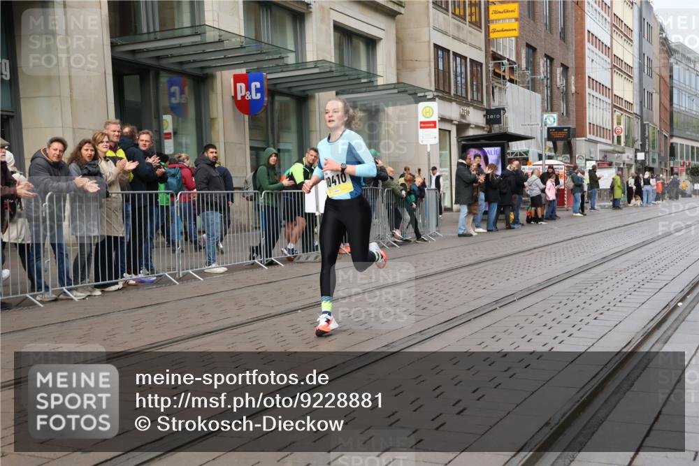 05.10.2025 - 20. swb-Marathon Bremen Strokosch-Dieckow http://msf.ph/oto/9228881 05.10.2025 10:34:40 Ziel 10410, 10476, 11443, 10410, 10476, 11443 meine-sportfotos.de