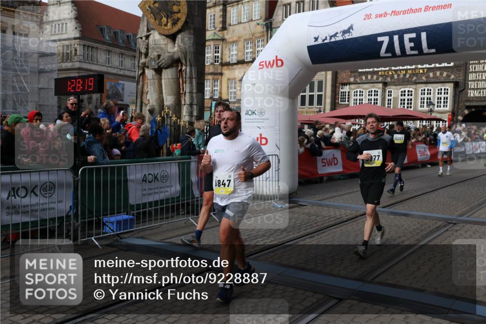 05.10.2025 - 20. swb-Marathon Bremen Yannick Fuchs http://msf.ph/oto/9228887 05.10.2025 10:59:08 Ziel 9518, 9542, 9601, 9847, 9977, 10357, 10588, 10607, 11612 meine-sportfotos.de