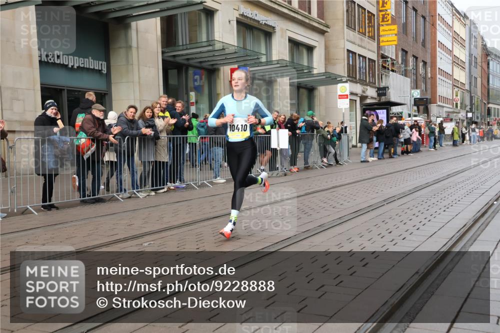 05.10.2025 - 20. swb-Marathon Bremen Strokosch-Dieckow http://msf.ph/oto/9228888 05.10.2025 10:34:41 Ziel 10410, 10476, 11443, 10410, 10476, 11443 meine-sportfotos.de