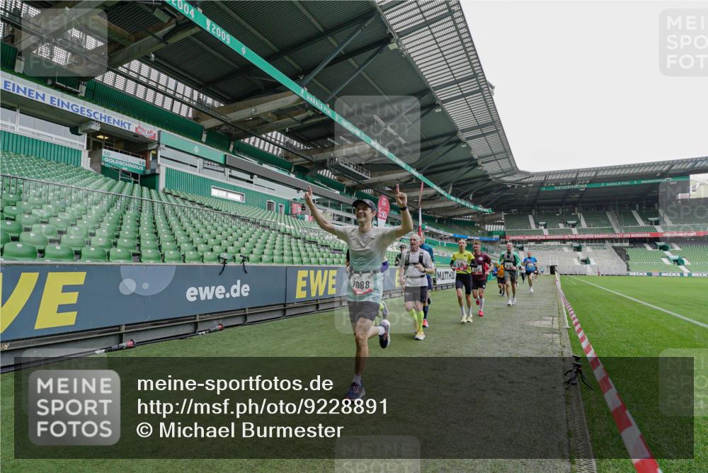 05.10.2025 - 20. swb-Marathon Bremen Michael Burmester http://msf.ph/oto/9228891 05.10.2025 12:36:54 Laufen im Stadion 140, 221, 298, 436, 508, 735, 761, 787, 933, 1088, 1231, 1245, 1418, 1443, 1567, 1616, 1633, 1801, 1849, 1901, 1907, 1912, 2135, 2186, 2268, 3198, 5536, 5625, 8099, 8883, 902, 1212, 1640, 1837, 3891, 7854 meine-sportfotos.de