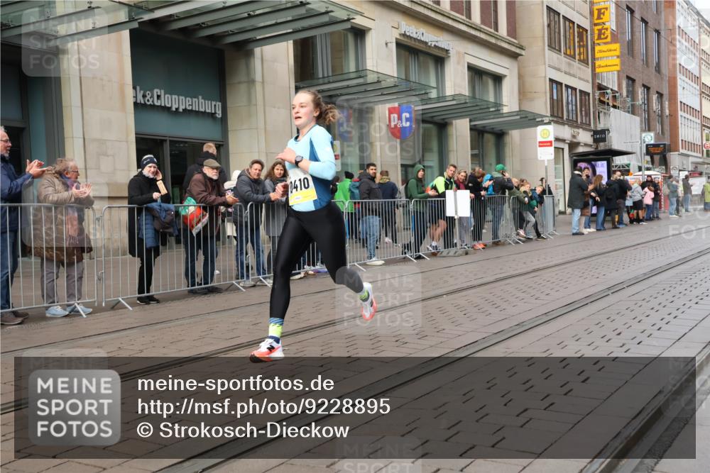 05.10.2025 - 20. swb-Marathon Bremen Strokosch-Dieckow http://msf.ph/oto/9228895 05.10.2025 10:34:41 Ziel 10410, 10476, 11443, 10410, 10476, 11443 meine-sportfotos.de