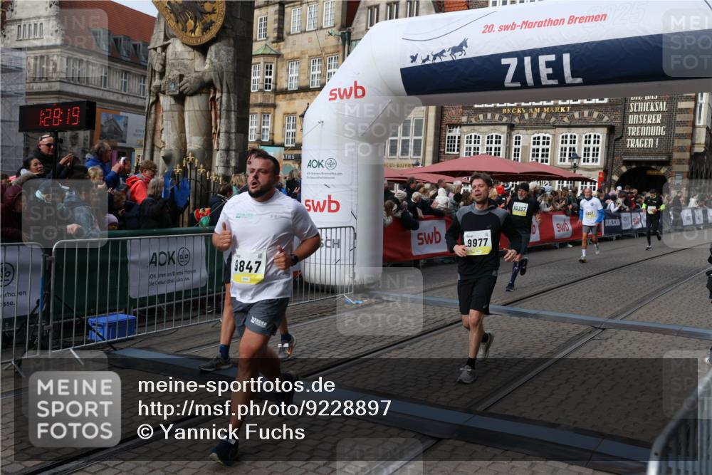 05.10.2025 - 20. swb-Marathon Bremen Yannick Fuchs http://msf.ph/oto/9228897 05.10.2025 10:59:08 Ziel 9518, 9542, 9601, 9847, 9977, 10357, 10588, 10607, 11612 meine-sportfotos.de