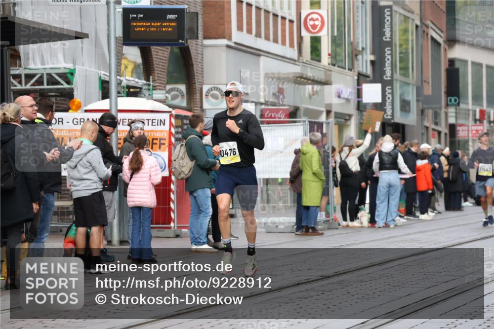 05.10.2025 - 20. swb-Marathon Bremen Strokosch-Dieckow http://msf.ph/oto/9228912 05.10.2025 10:34:53 Ziel 9336, 10476, 11443, 9336, 10476, 11443 meine-sportfotos.de