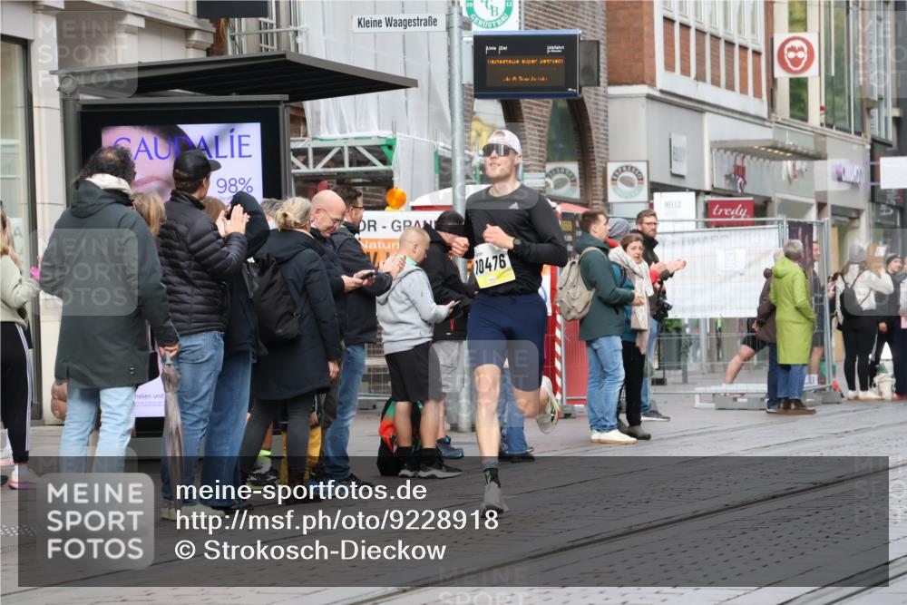 05.10.2025 - 20. swb-Marathon Bremen Strokosch-Dieckow http://msf.ph/oto/9228918 05.10.2025 10:34:53 Ziel 9336, 10476, 11443, 9336, 10476, 11443 meine-sportfotos.de