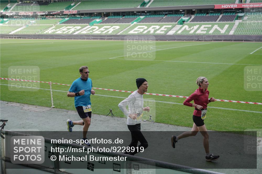 05.10.2025 - 20. swb-Marathon Bremen Michael Burmester http://msf.ph/oto/9228919 05.10.2025 10:27:05 Laufen im Stadion 28, 9009, 9202, 9270, 9285, 9290, 9339, 9351, 9362, 9396, 9400, 9411, 9500, 9545, 9590, 9670, 9678, 9709, 9711, 9876, 9878, 9885, 9897, 9921, 9960, 9961, 10045, 10091, 10092, 10277, 10351, 10411, 10431, 10568, 10634, 10639, 10649, 10682, 10750, 10773, 10792, 10818, 10822, 10823, 10898, 10947, 11074, 11362, 11585, 11645, 11648, 11683, 11714, 11715, 8000, 9250, 9963, 10044, 10053, 10090, 10304, 10447, 10624, 10633, 10816, 10851, 11488 meine-sportfotos.de