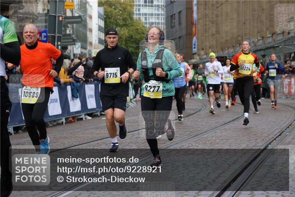 05.10.2025 - 20. swb-Marathon Bremen Strokosch-Dieckow http://msf.ph/oto/9228921 05.10.2025 10:50:49 Ziel 7733, 9251, 9277, 9399, 9658, 9715, 9742, 9888, 9966, 9975, 10029, 10224, 10227, 10279, 10479, 10534, 10689, 10698, 11220, 11311, 11543 meine-sportfotos.de