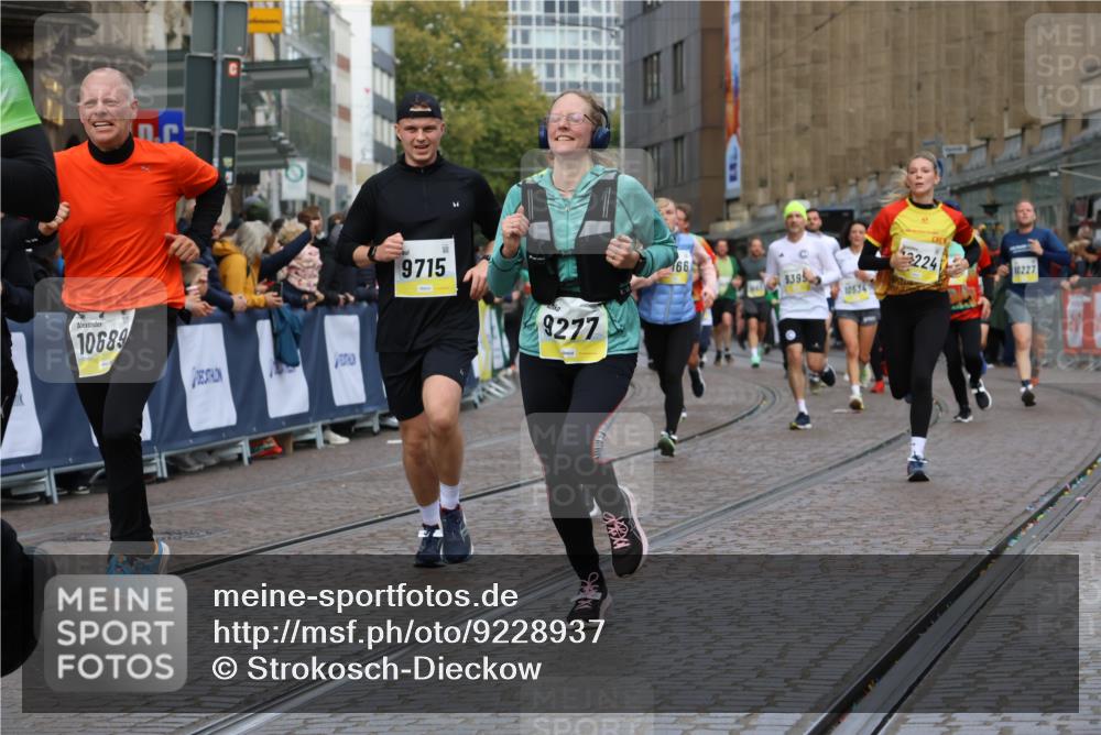 05.10.2025 - 20. swb-Marathon Bremen Strokosch-Dieckow http://msf.ph/oto/9228937 05.10.2025 10:50:49 Ziel 7733, 9251, 9277, 9399, 9658, 9715, 9742, 9888, 9966, 9975, 10029, 10224, 10227, 10279, 10479, 10534, 10689, 10698, 11220, 11311, 11543 meine-sportfotos.de