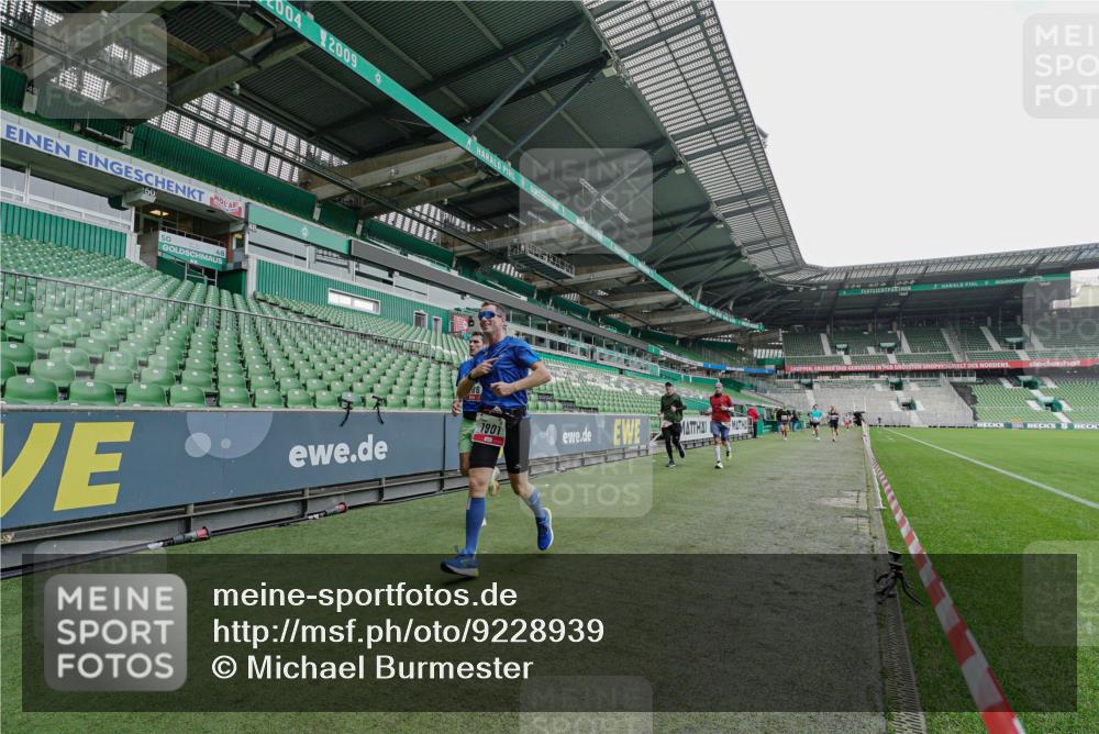 05.10.2025 - 20. swb-Marathon Bremen Michael Burmester http://msf.ph/oto/9228939 05.10.2025 12:37:07 Laufen im Stadion 140, 221, 298, 436, 508, 728, 735, 761, 787, 933, 1088, 1245, 1418, 1443, 1567, 1616, 1633, 1801, 1849, 1901, 1907, 1912, 2132, 2135, 2186, 2268, 5536, 5582, 5625, 7266, 8099, 8883, 1212, 1231, 3198, 3891 meine-sportfotos.de