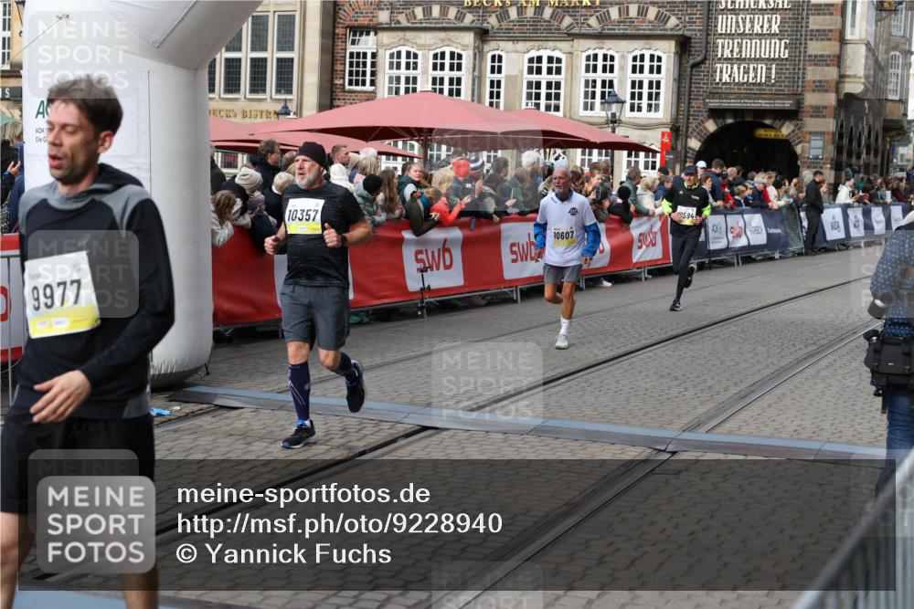 05.10.2025 - 20. swb-Marathon Bremen Yannick Fuchs http://msf.ph/oto/9228940 05.10.2025 10:59:09 Ziel 9518, 9542, 9601, 9847, 9977, 10357, 10588, 10594, 10607, 11612 meine-sportfotos.de