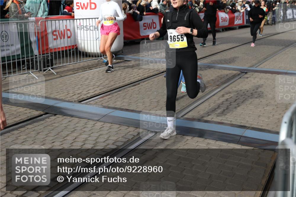 05.10.2025 - 20. swb-Marathon Bremen Yannick Fuchs http://msf.ph/oto/9228960 05.10.2025 11:02:02 Ziel 9237, 9365, 9655, 10558, 10837, 10944, 11415, 11647 meine-sportfotos.de