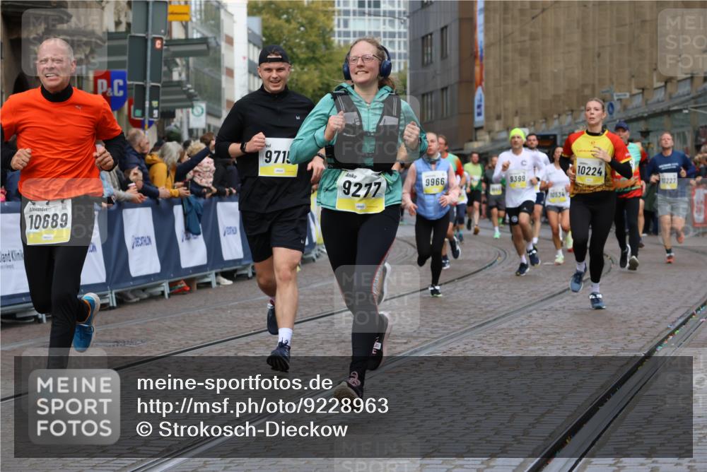 05.10.2025 - 20. swb-Marathon Bremen Strokosch-Dieckow http://msf.ph/oto/9228963 05.10.2025 10:50:49 Ziel 7733, 9251, 9277, 9399, 9658, 9715, 9742, 9888, 9966, 9975, 10029, 10224, 10227, 10279, 10479, 10534, 10689, 10698, 11220, 11311, 11543 meine-sportfotos.de