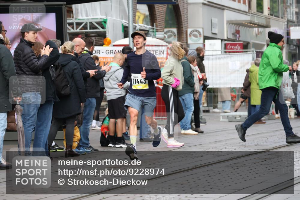05.10.2025 - 20. swb-Marathon Bremen Strokosch-Dieckow http://msf.ph/oto/9228974 05.10.2025 10:35:00 Ziel 9336, 9340, 10476, 11341, 11443, 9336, 9340, 10476, 11341, 11443 meine-sportfotos.de