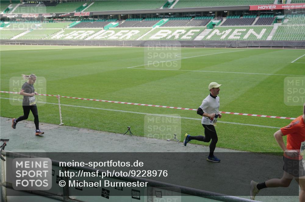 05.10.2025 - 20. swb-Marathon Bremen Michael Burmester http://msf.ph/oto/9228976 05.10.2025 10:27:12 Laufen im Stadion 28, 9009, 9202, 9270, 9285, 9290, 9339, 9351, 9362, 9396, 9400, 9411, 9500, 9590, 9670, 9678, 9709, 9711, 9876, 9878, 9885, 9897, 9921, 9960, 9961, 10045, 10091, 10092, 10277, 10351, 10411, 10568, 10634, 10639, 10649, 10682, 10750, 10773, 10792, 10818, 10822, 10823, 10898, 10947, 11074, 11362, 11446, 11585, 11645, 11659, 11683, 11714, 8000, 9250, 9545, 9963, 10053, 10090, 10304, 10431, 10447, 10633, 10851, 11648, 11715 meine-sportfotos.de