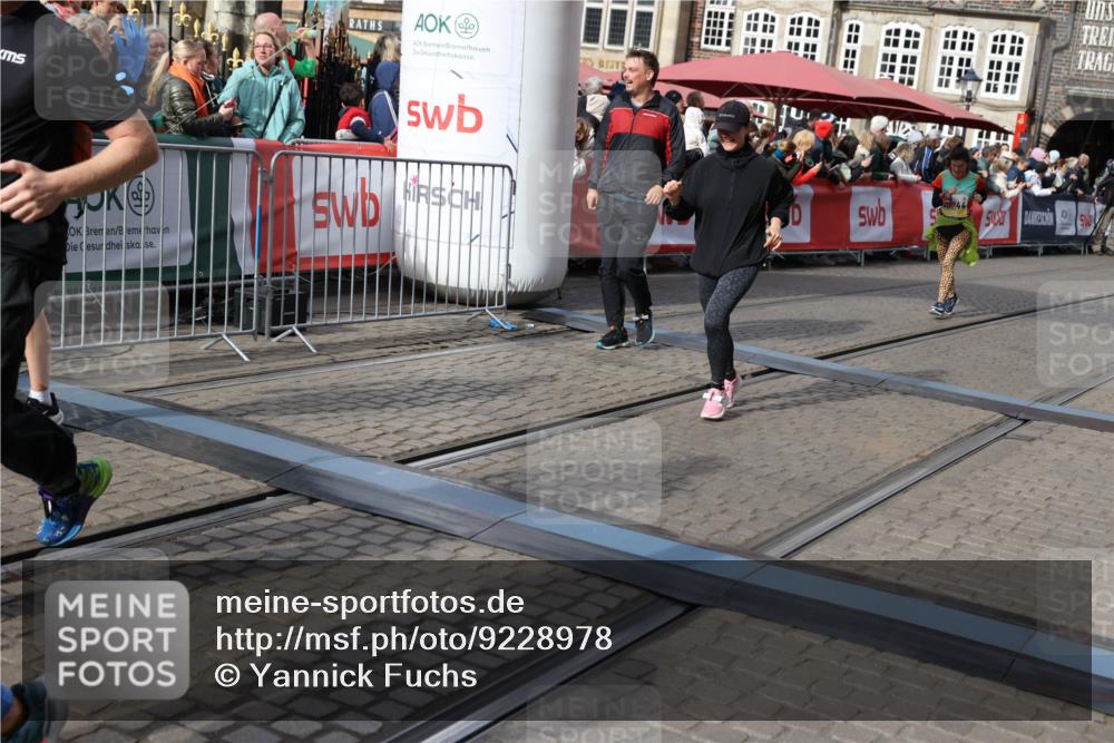 05.10.2025 - 20. swb-Marathon Bremen Yannick Fuchs http://msf.ph/oto/9228978 05.10.2025 11:02:04 Ziel 9237, 9365, 9655, 10558, 10837, 10944, 11415, 11647 meine-sportfotos.de