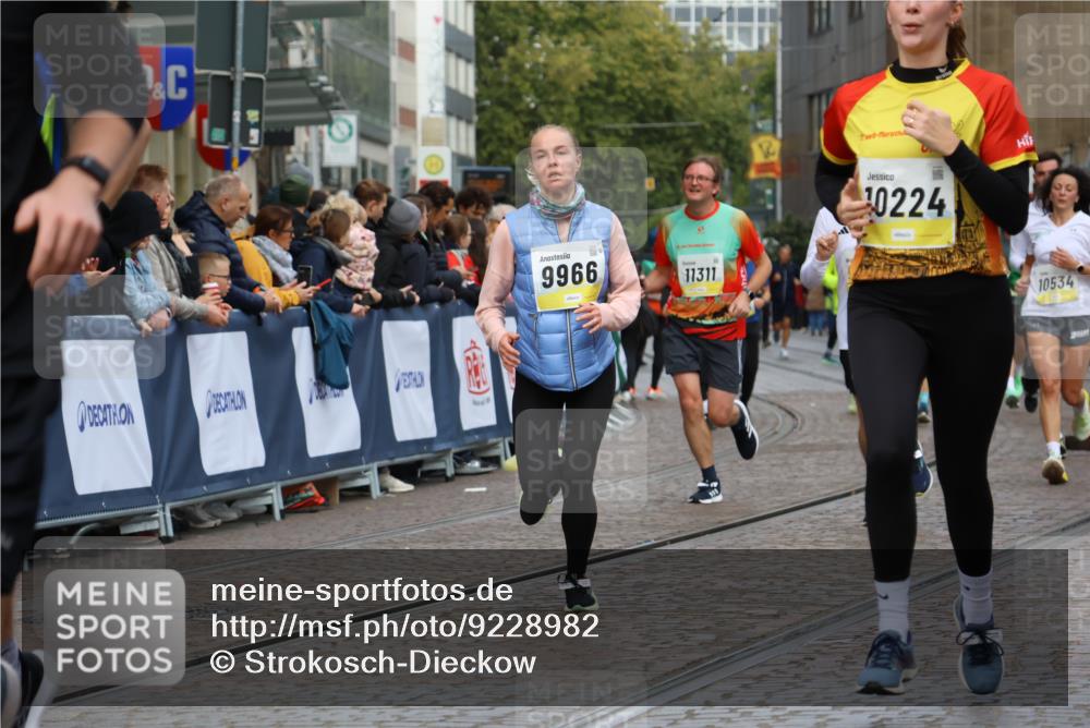 05.10.2025 - 20. swb-Marathon Bremen Strokosch-Dieckow http://msf.ph/oto/9228982 05.10.2025 10:50:51 Ziel 7733, 9251, 9277, 9399, 9715, 9888, 9966, 9975, 10029, 10224, 10227, 10534, 10689, 10698, 11061, 11220, 11311 meine-sportfotos.de
