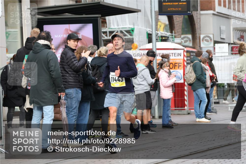 05.10.2025 - 20. swb-Marathon Bremen Strokosch-Dieckow http://msf.ph/oto/9228985 05.10.2025 10:35:00 Ziel 9336, 9340, 10476, 11341, 11443, 9336, 9340, 10476, 11341, 11443 meine-sportfotos.de