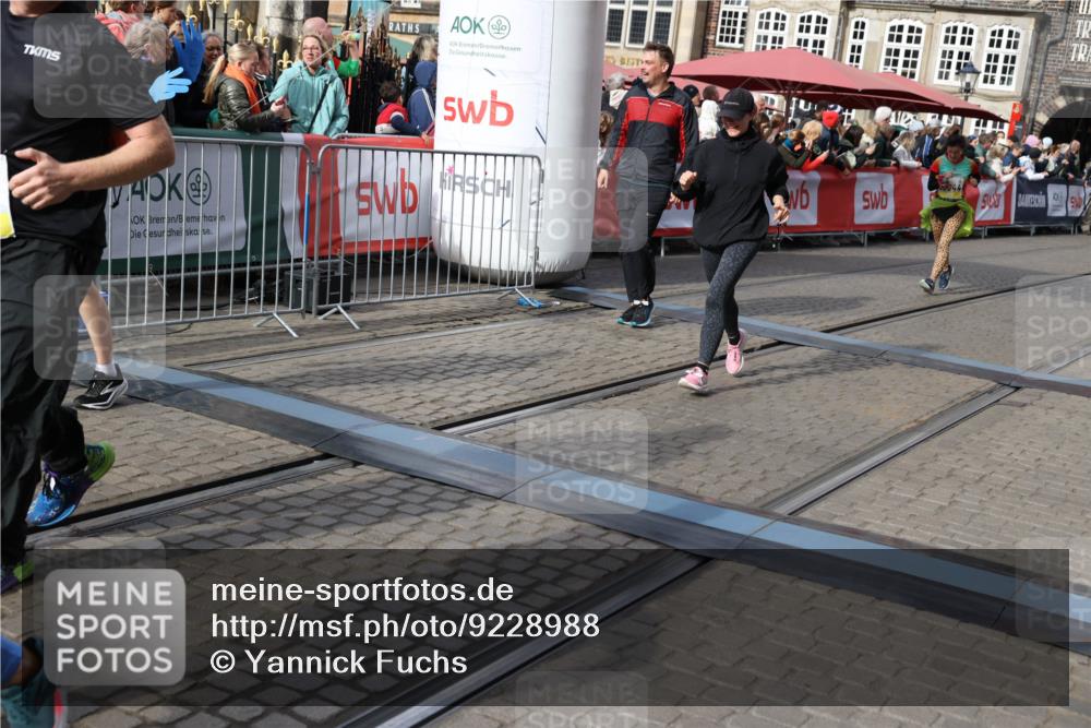 05.10.2025 - 20. swb-Marathon Bremen Yannick Fuchs http://msf.ph/oto/9228988 05.10.2025 11:02:04 Ziel 9237, 9365, 9655, 10558, 10837, 10944, 11415, 11647 meine-sportfotos.de