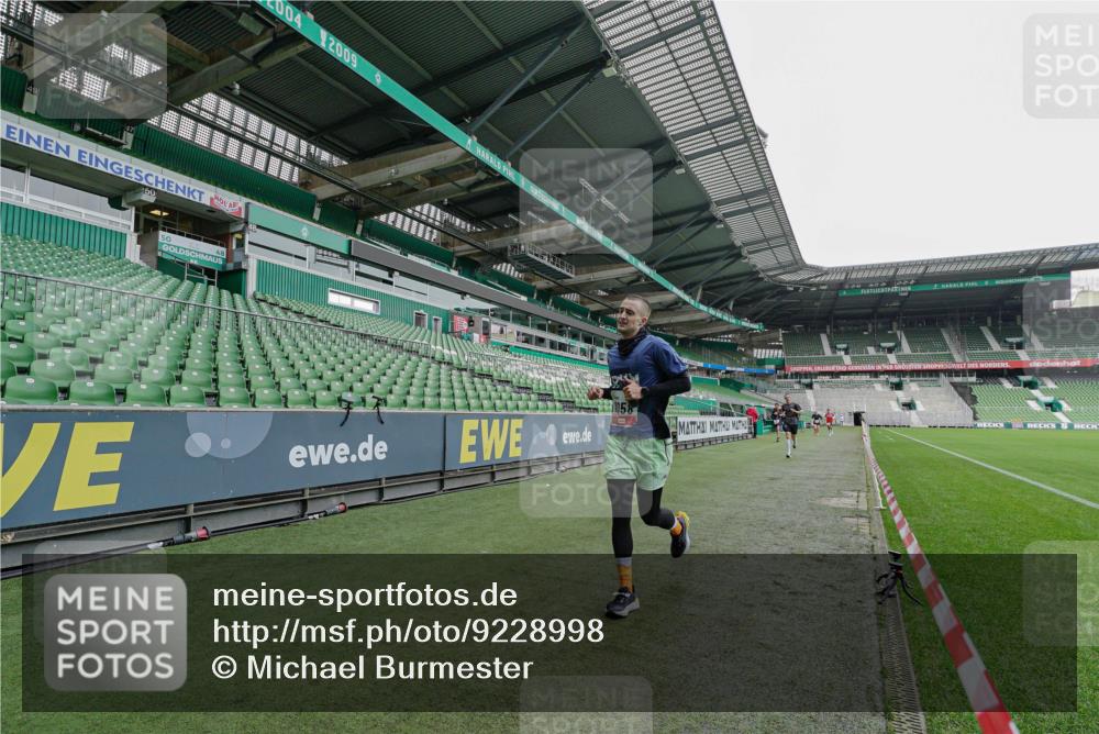 05.10.2025 - 20. swb-Marathon Bremen Michael Burmester http://msf.ph/oto/9228998 05.10.2025 12:38:01 Laufen im Stadion 57, 383, 481, 1005, 1058, 1379, 1833, 2168, 5423, 5582, 7266, 9080, 140, 221, 436, 728, 1245, 1567, 1633, 1801, 1901, 1912, 2132, 2135, 5536 meine-sportfotos.de