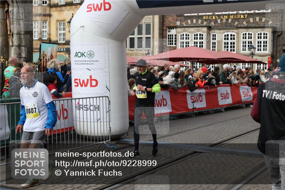 05.10.2025 - 20. swb-Marathon Bremen Yannick Fuchs http://msf.ph/oto/9228999 05.10.2025 10:59:13 Ziel 9692, 9847, 9977, 10039, 10353, 10357, 10588, 10594, 10607 meine-sportfotos.de