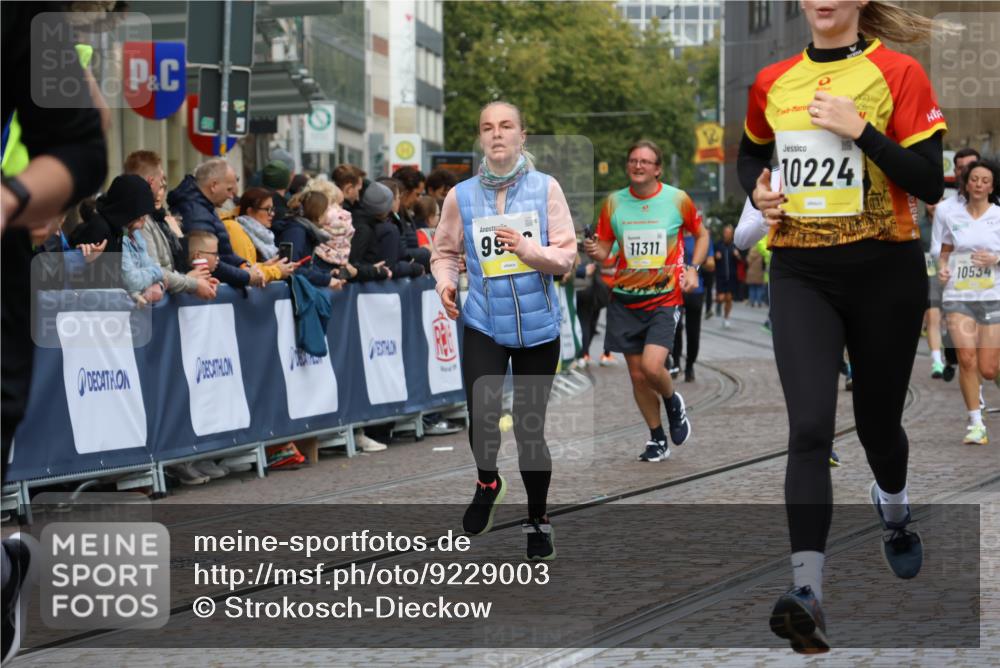 05.10.2025 - 20. swb-Marathon Bremen Strokosch-Dieckow http://msf.ph/oto/9229003 05.10.2025 10:50:51 Ziel 7733, 9251, 9277, 9399, 9715, 9888, 9966, 9975, 10029, 10224, 10227, 10534, 10689, 10698, 11061, 11220, 11311 meine-sportfotos.de