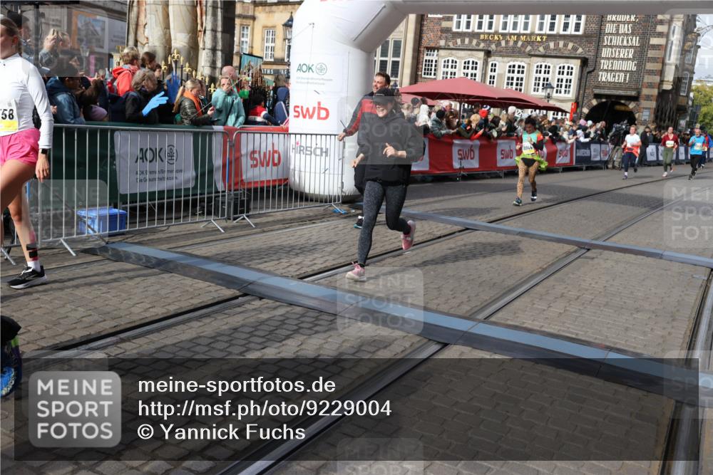 05.10.2025 - 20. swb-Marathon Bremen Yannick Fuchs http://msf.ph/oto/9229004 05.10.2025 11:02:04 Ziel 9237, 9365, 9655, 10558, 10837, 10944, 11415, 11647 meine-sportfotos.de
