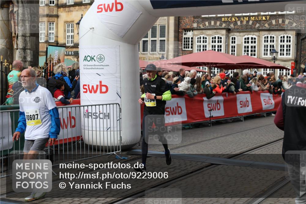 05.10.2025 - 20. swb-Marathon Bremen Yannick Fuchs http://msf.ph/oto/9229006 05.10.2025 10:59:13 Ziel 9692, 9847, 9977, 10039, 10353, 10357, 10588, 10594, 10607 meine-sportfotos.de