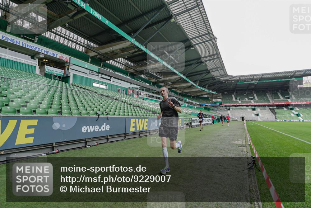 05.10.2025 - 20. swb-Marathon Bremen Michael Burmester http://msf.ph/oto/9229007 05.10.2025 12:38:06 Laufen im Stadion 57, 383, 481, 1005, 1058, 1379, 1833, 2168, 5423, 5582, 7266, 9080, 221, 728, 1567, 1633, 1801, 1901, 2132, 5536 meine-sportfotos.de