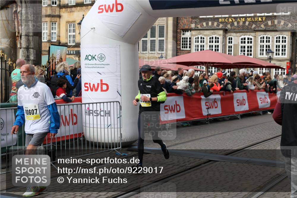 05.10.2025 - 20. swb-Marathon Bremen Yannick Fuchs http://msf.ph/oto/9229017 05.10.2025 10:59:13 Ziel 9692, 9847, 9977, 10039, 10353, 10357, 10588, 10594, 10607 meine-sportfotos.de