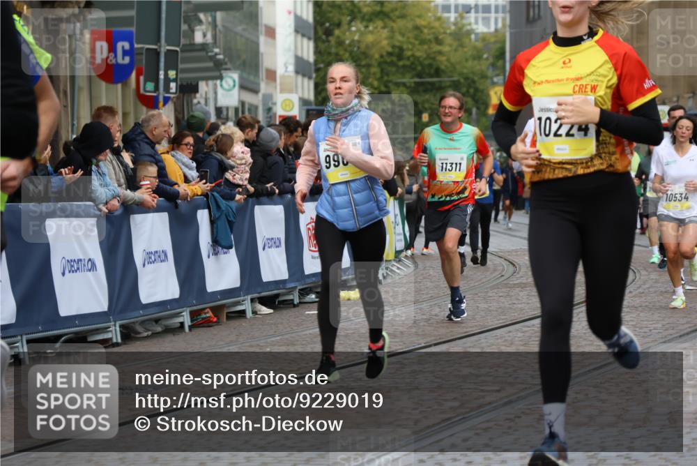 05.10.2025 - 20. swb-Marathon Bremen Strokosch-Dieckow http://msf.ph/oto/9229019 05.10.2025 10:50:51 Ziel 7733, 9251, 9277, 9399, 9715, 9888, 9966, 9975, 10029, 10224, 10227, 10534, 10689, 10698, 11061, 11220, 11311 meine-sportfotos.de