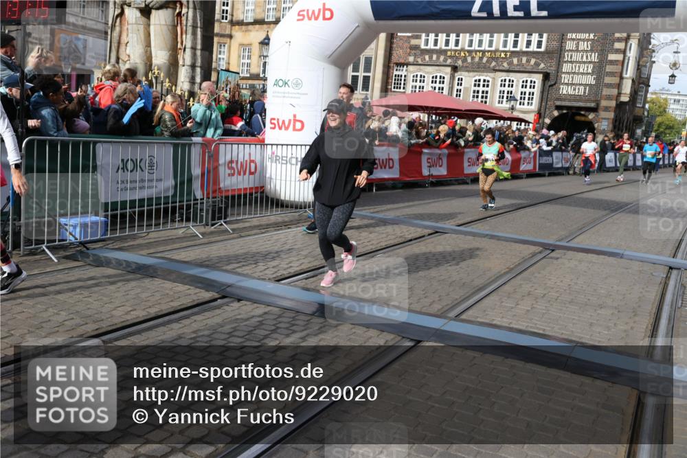 05.10.2025 - 20. swb-Marathon Bremen Yannick Fuchs http://msf.ph/oto/9229020 05.10.2025 11:02:04 Ziel 9237, 9365, 9655, 10558, 10837, 10944, 11415, 11647 meine-sportfotos.de
