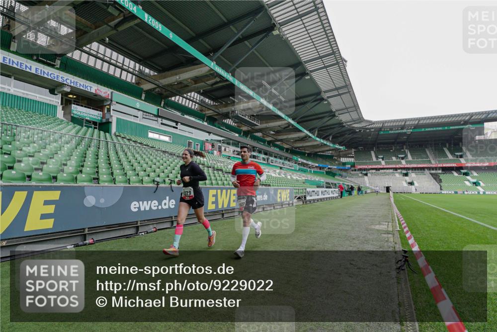 05.10.2025 - 20. swb-Marathon Bremen Michael Burmester http://msf.ph/oto/9229022 05.10.2025 12:38:13 Laufen im Stadion 57, 383, 481, 1005, 1058, 1379, 1833, 2168, 5423, 9080, 728, 2132, 5423, 5582, 7266 meine-sportfotos.de