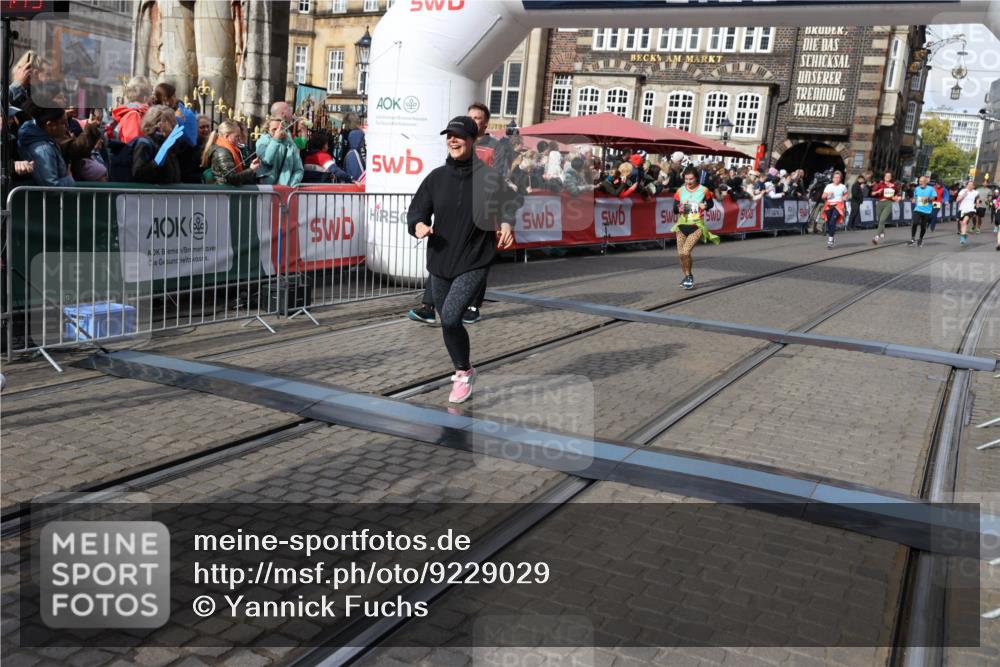 05.10.2025 - 20. swb-Marathon Bremen Yannick Fuchs http://msf.ph/oto/9229029 05.10.2025 11:02:04 Ziel 9237, 9365, 9655, 10558, 10837, 10944, 11415, 11647 meine-sportfotos.de