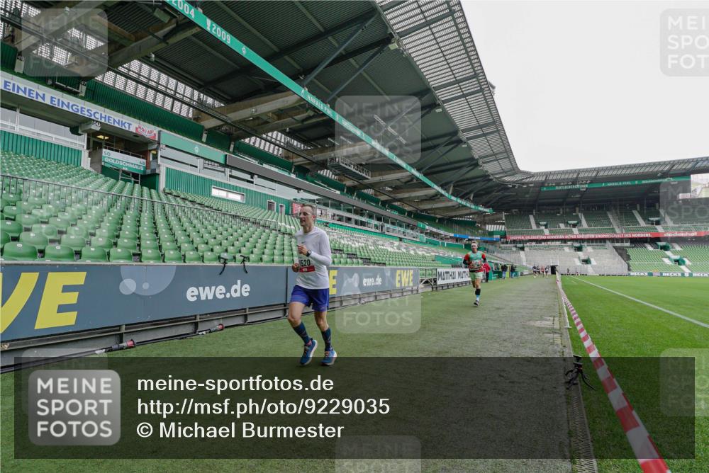 05.10.2025 - 20. swb-Marathon Bremen Michael Burmester http://msf.ph/oto/9229035 05.10.2025 12:38:30 Laufen im Stadion 383, 1005, 1058, 1379, 1520, 1833, 3975, 57, 481, 2168, 5423, 9080 meine-sportfotos.de