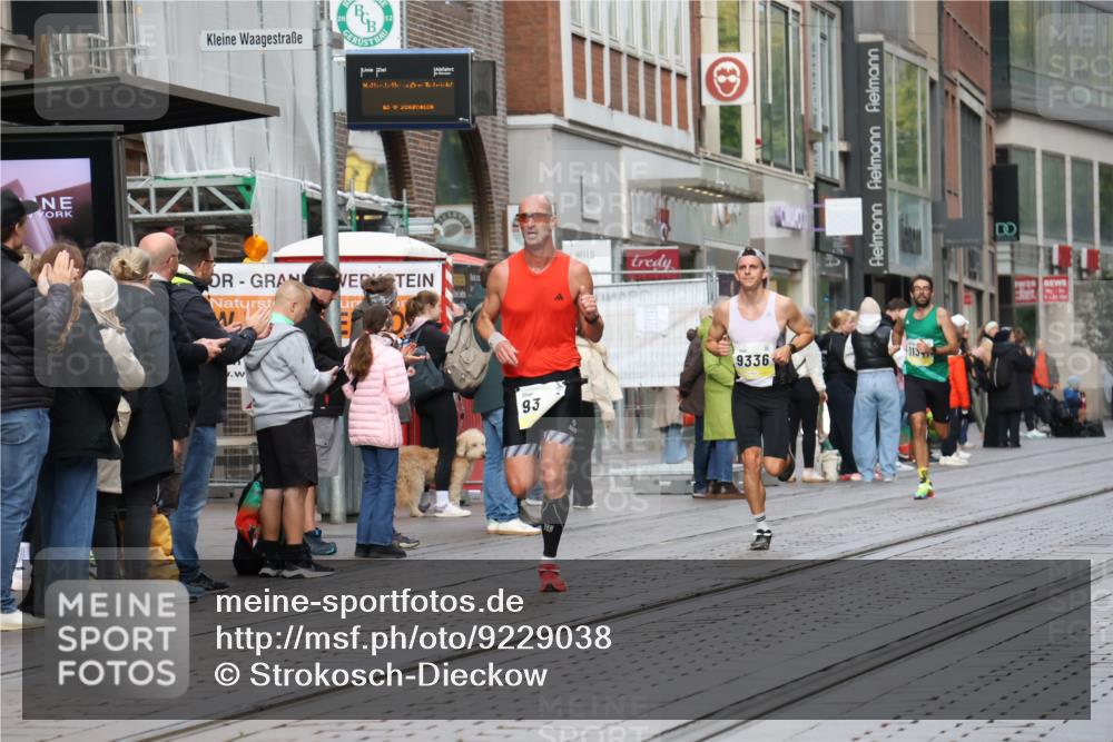 05.10.2025 - 20. swb-Marathon Bremen Strokosch-Dieckow http://msf.ph/oto/9229038 05.10.2025 10:35:08 Ziel 9336, 9340, 9596, 9697, 10538, 11341, 9336, 9340, 9596, 9697, 10538, 11341 meine-sportfotos.de